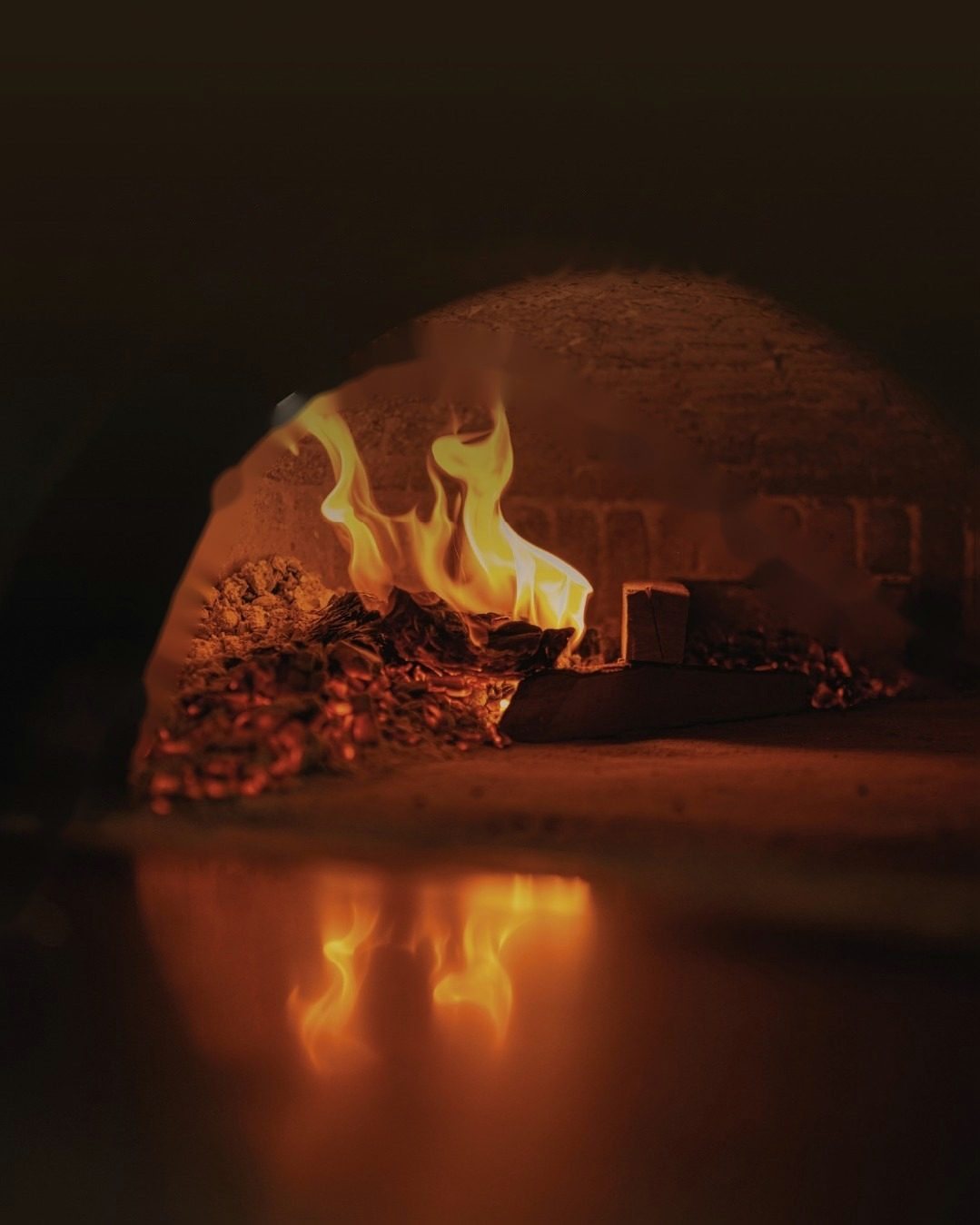 Il forno a legna acceso
