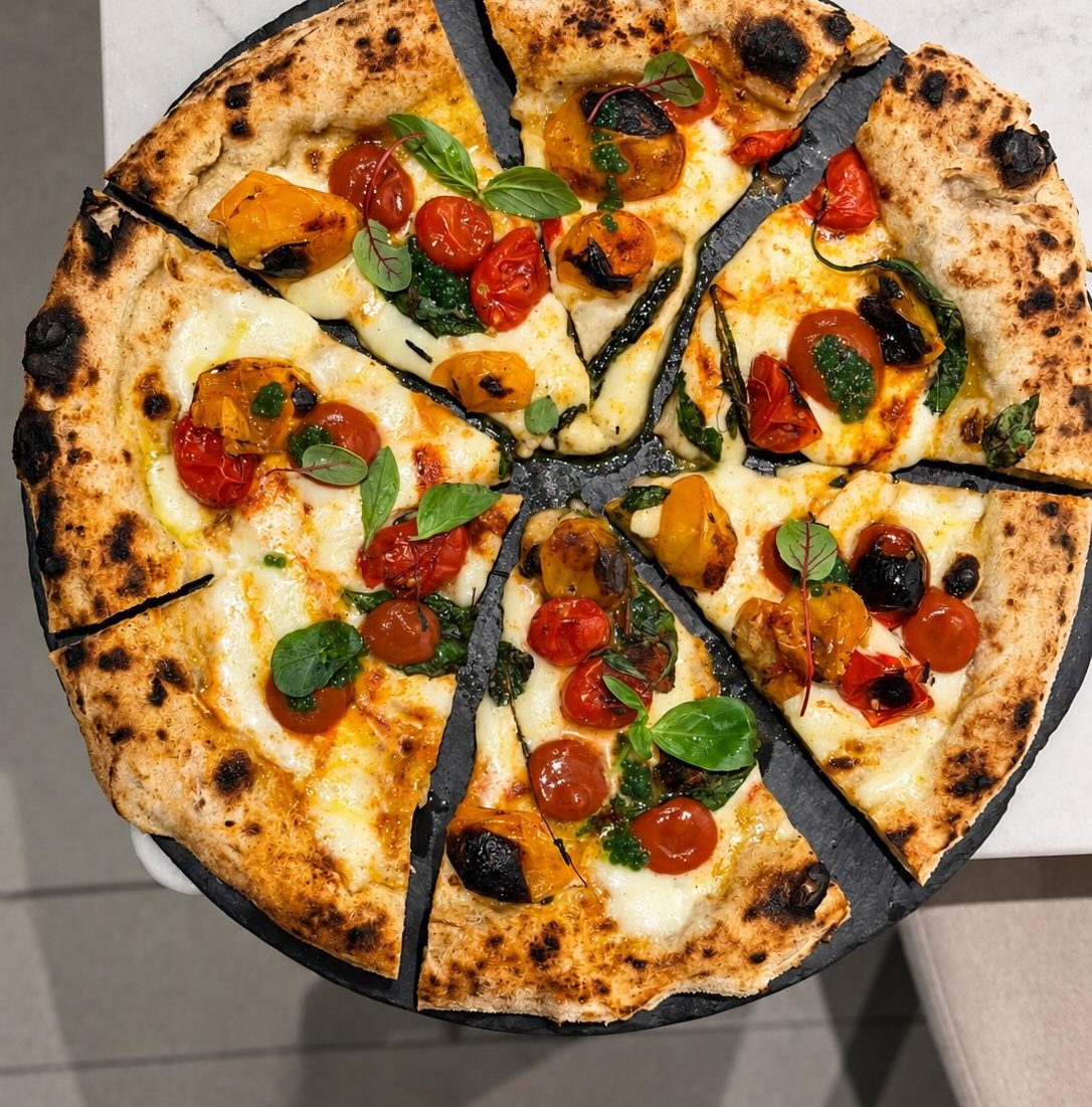 Pizza con pomodorini e olive