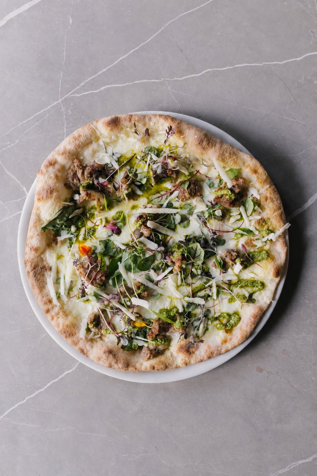 Pizza con verdure e germogli