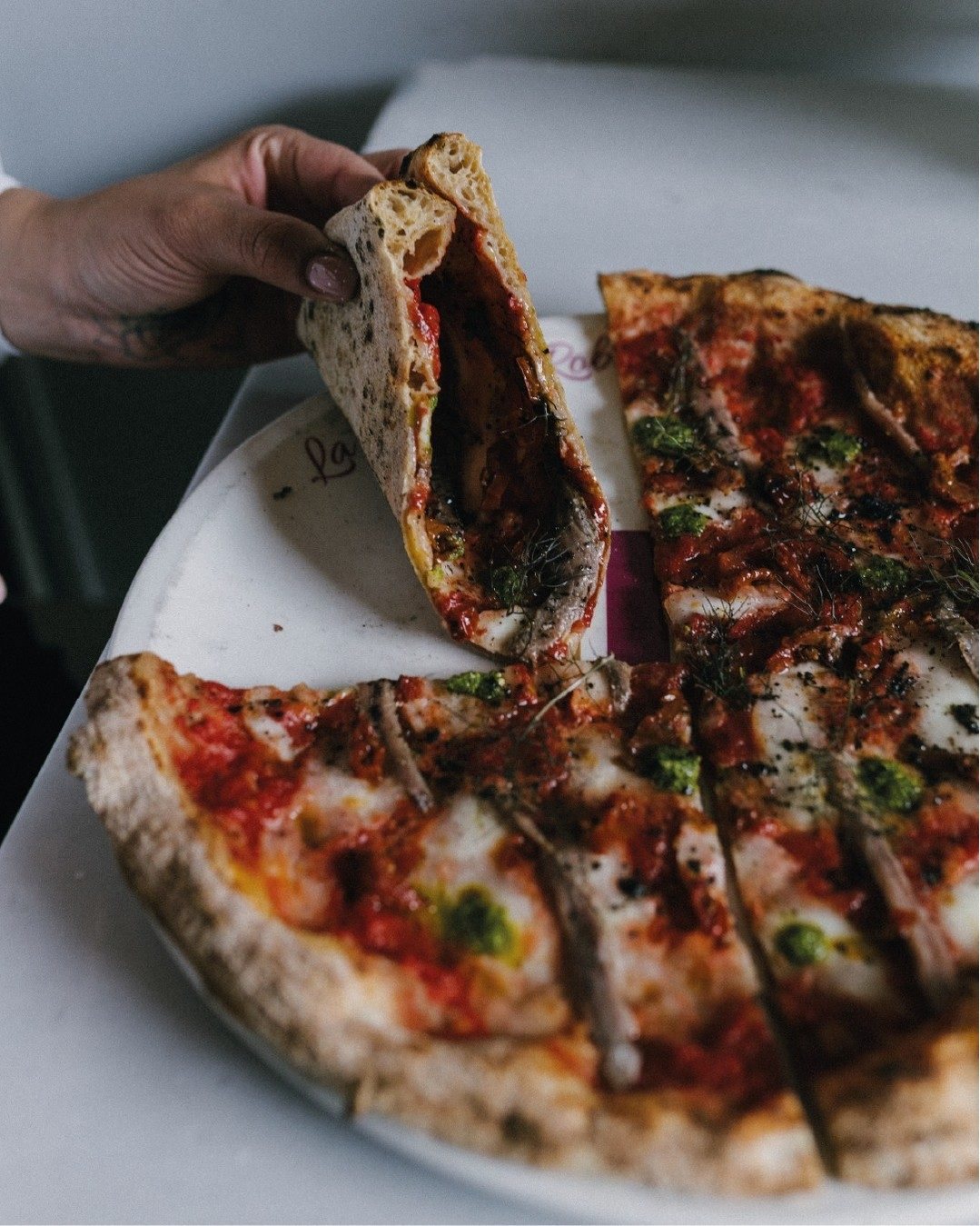 Uno spicchio di pizza con le alici