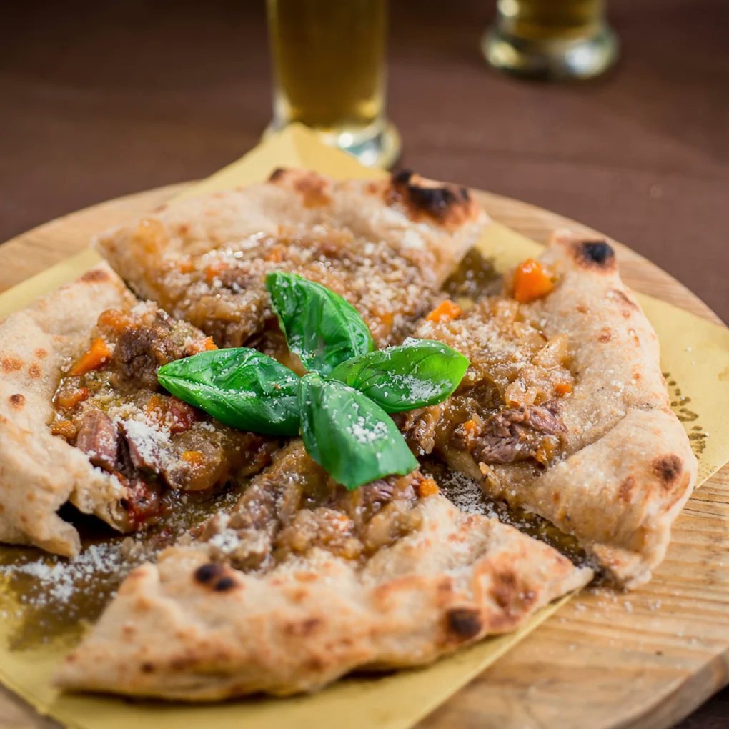 Pizza con basilico su tagliere