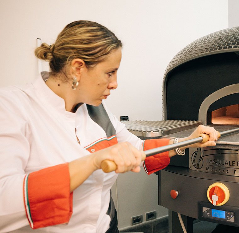 Roberta Esposito inforna una pizza
