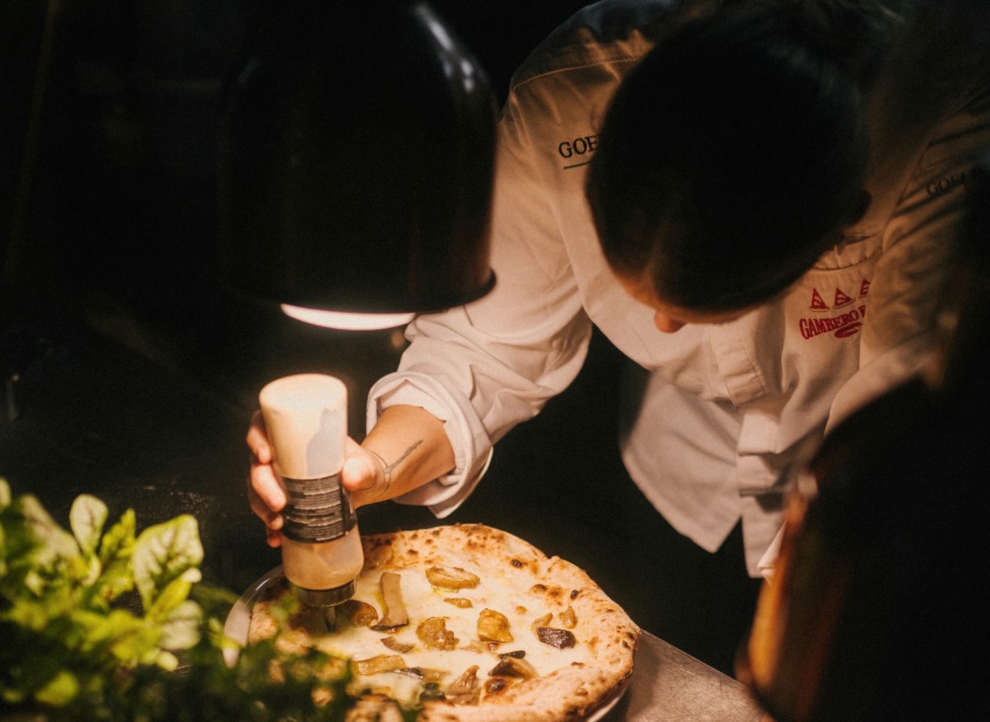Roberta Esposito rifinisce una pizza
