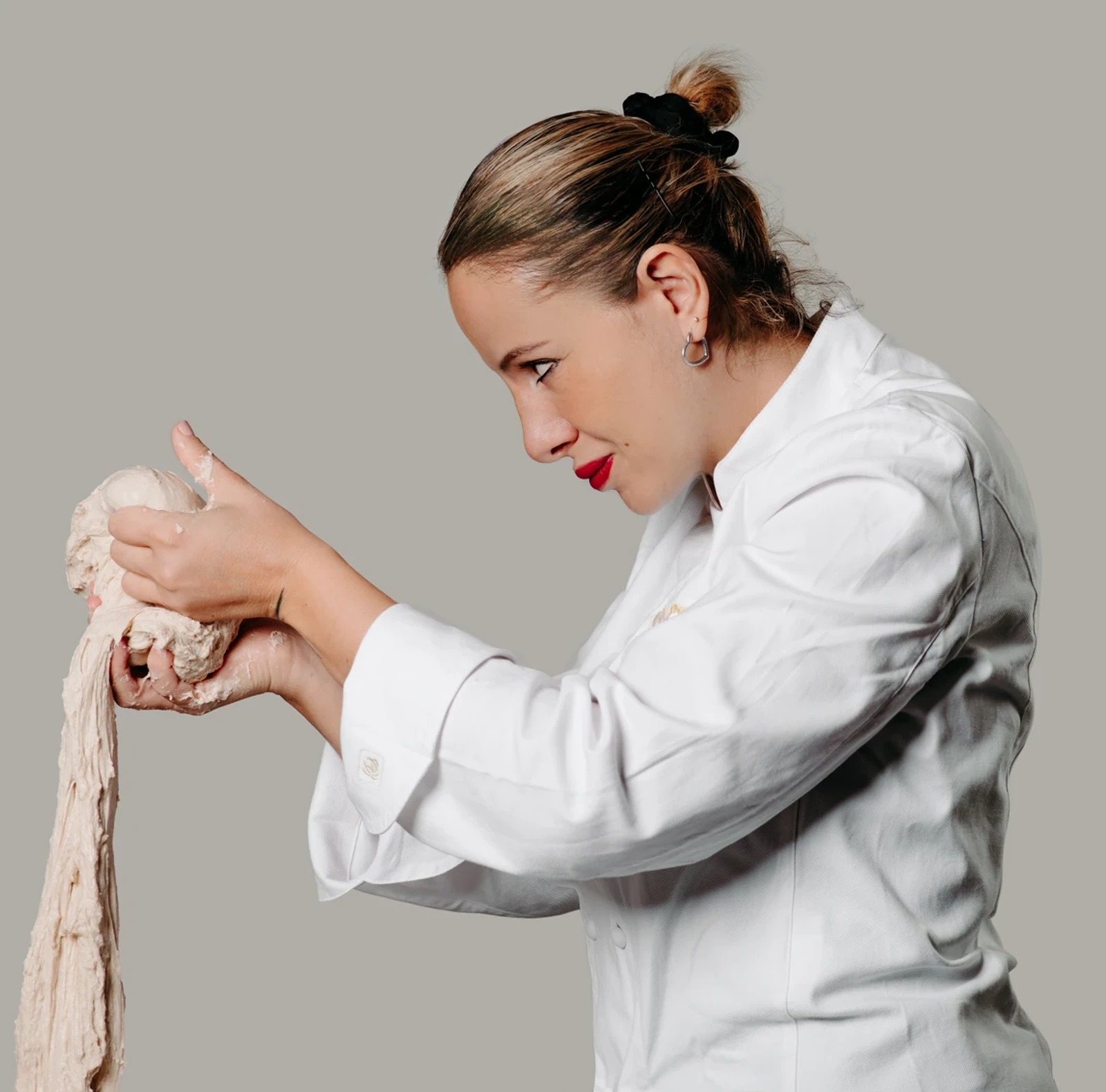 Roberta Esposito lavora l'impasto